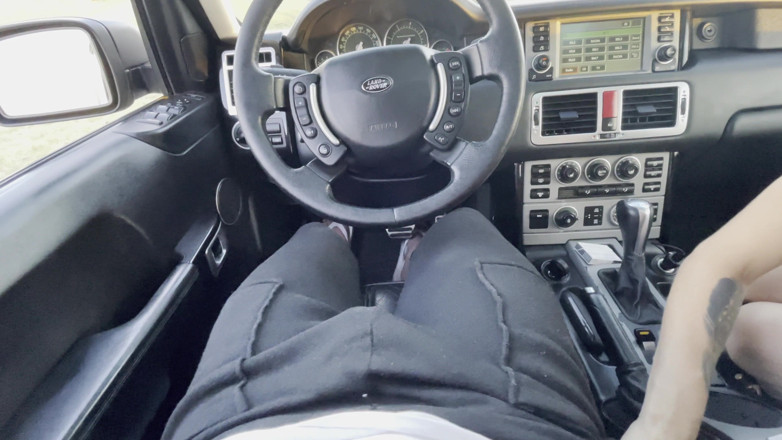 Vik1one: Heiße blondine mit dicken titten lutscht meinen schwanz im auto...