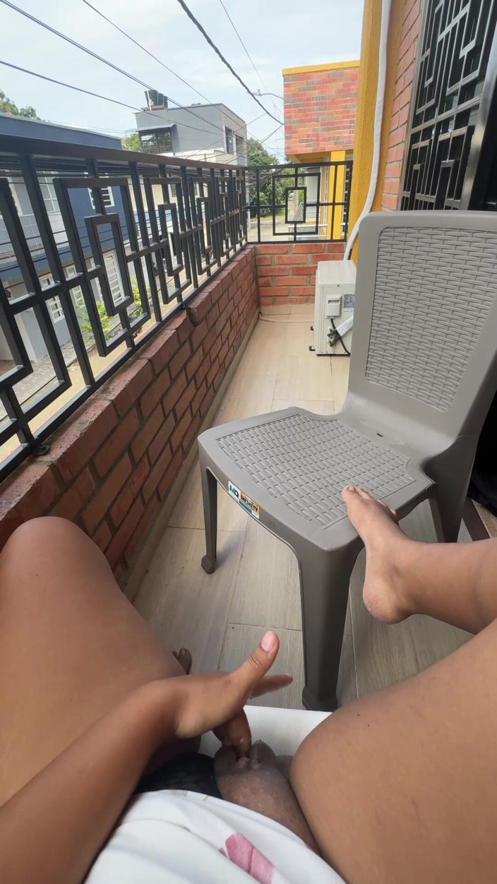 EMY_AND_JONH: Scopare la mia vagina bagnata sul balcone dei vicini