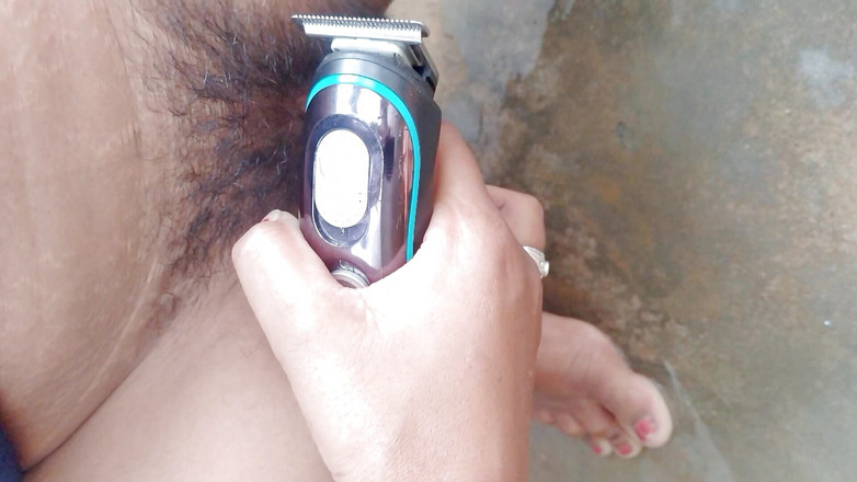 Rakul008: Desi vesnická Sonam si holí kundičku a kartáček na zuby Šuká...