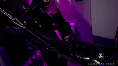 Lady Valeska: 暂停的乳胶拳头和啪