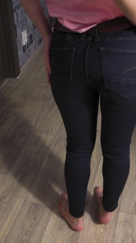 Amadora milf experimenta arrastão de jeans e provocando linha de calcinha visível