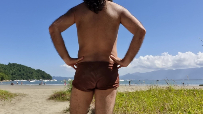 Rotss_hot: Furry se bucură de plajă