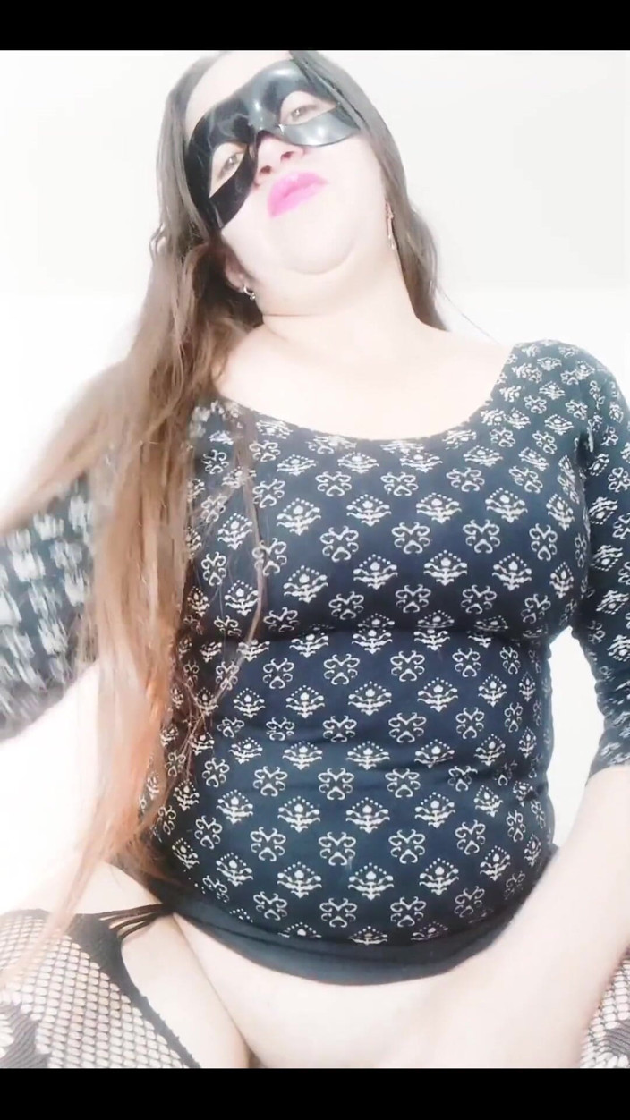 Valery Saenz xxx: ฉันชอบอวดกลีบอูฐใหญ่ของฉันและให้ผู้ชายเย็ดฉัน