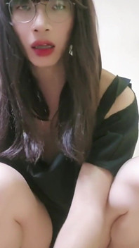 ニューハーフのTing Xuanはセクシーなハイヒールを履き、さまざまなディルドで自分自身をファックします