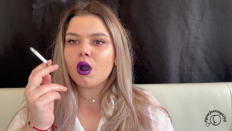 Your fantasy studio: Une bombasse blonde fait un show de fumée
