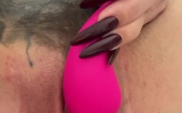 Nastasia_ink: Mírame masturbarme esclavo. Milf caliente, coño perforado, juguete, uñas largas,...