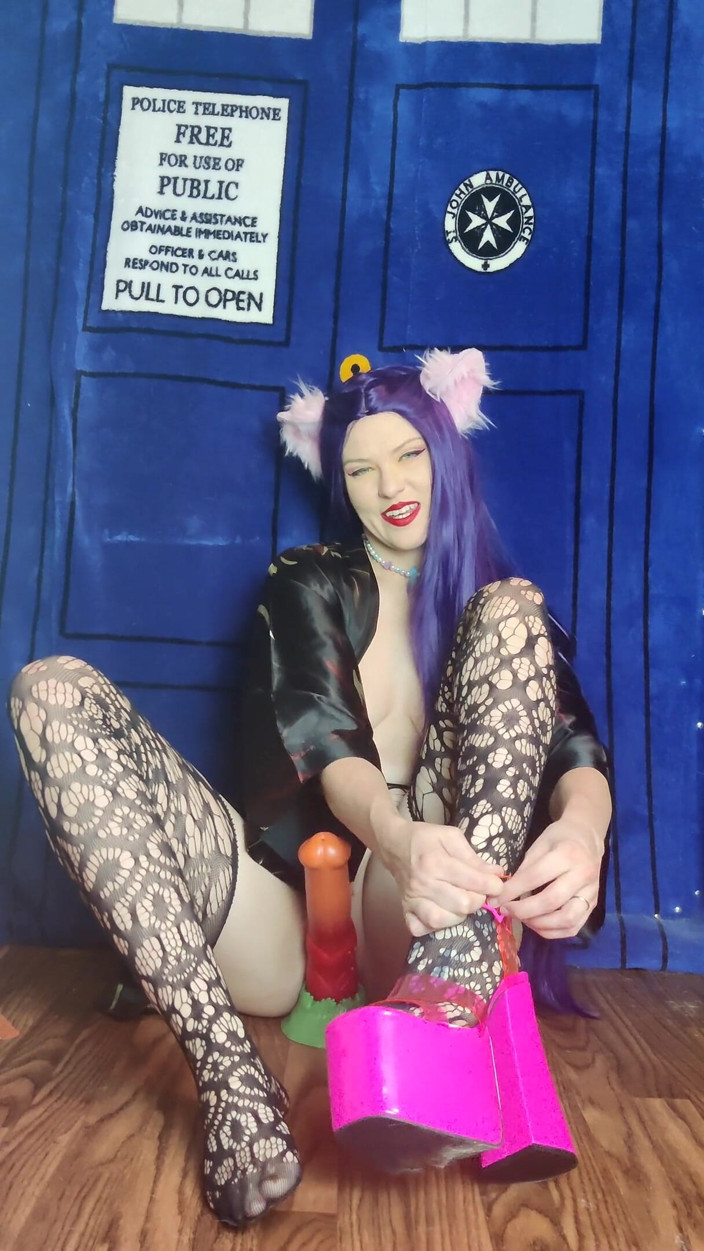 Erin Evelyn: Neko Kat мастурбирует