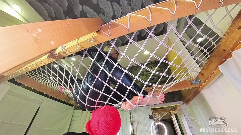 Mistress Legs: Amaca adorazione della dea parte 2 - la lingua schiava scivola delicatamente...