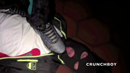 Sneaker gay: Călcare în picioare cu umilire cu furioasă