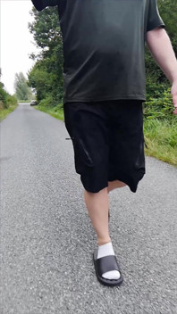 自然の中でスリッパと白い靴下で