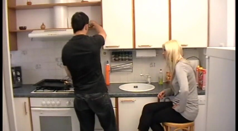 Femdom Austria: Tiener heeft een smakelijk diner nodig en haar keuken om...