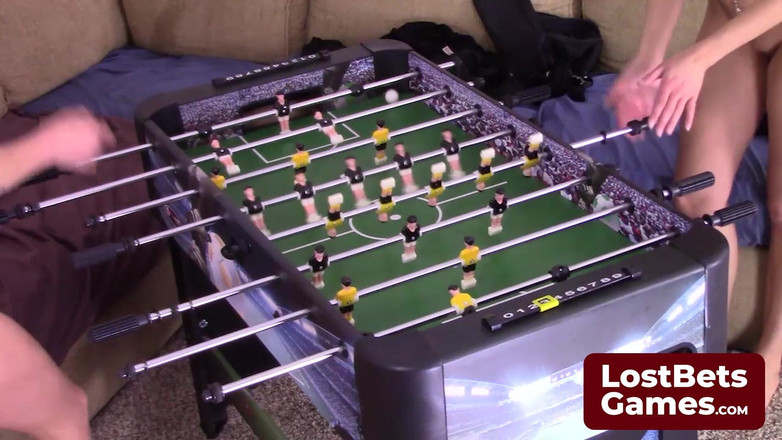 Lost Bets Games: Dva nejlepší přátelé navigovat tuto komediální Strip foosball hru