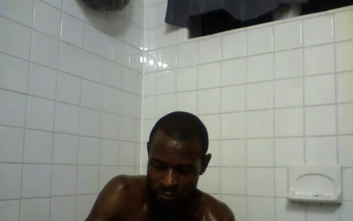 Masculine Master: Kaslı bir adamla köpük banyosu