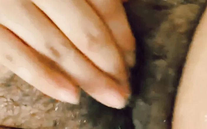 Indian fuck queen: Wildenglishbbw playing with my hairy fat pussy in bath