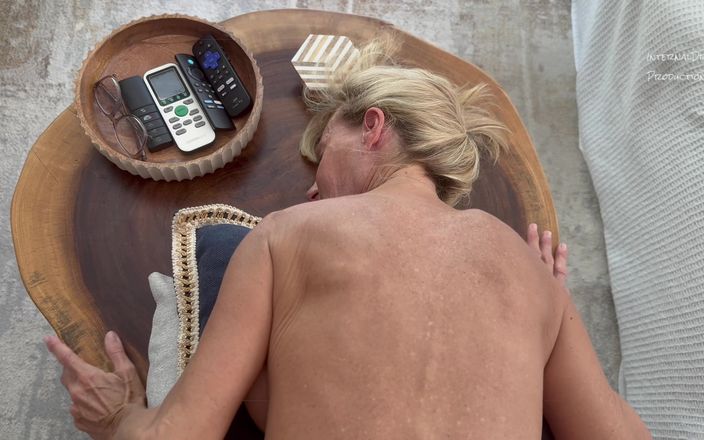 InternalDrive: Porno manželka tvrdě šuká do zadku.