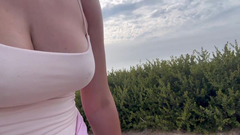 Artemisia Love: Artemisia love si cewek seksi dengan besar alami lagi jalan-jalan...