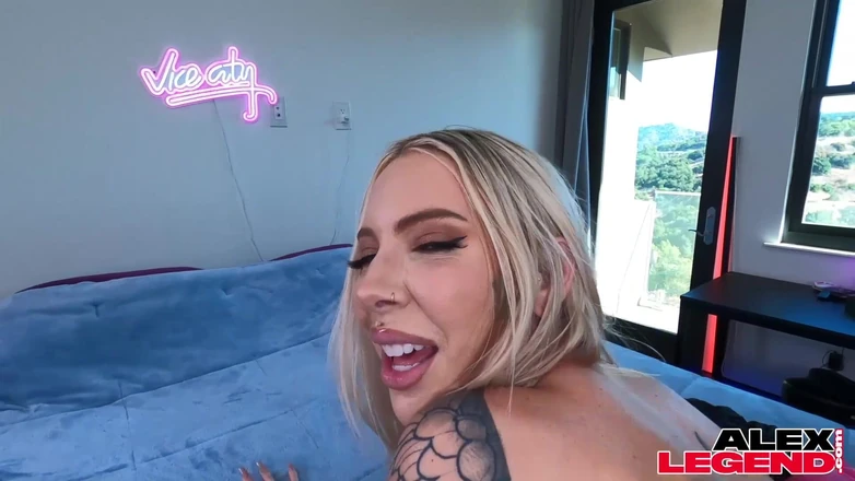 Alex Legend: Bimbo Roomate Short na pronájem