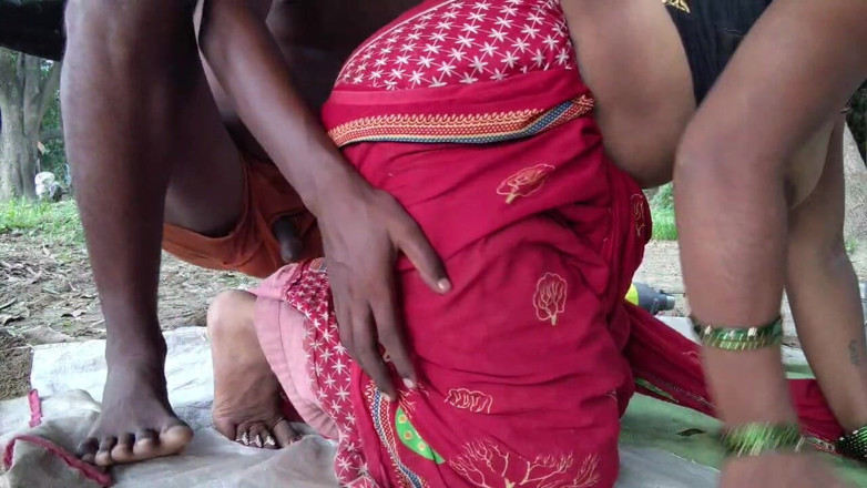 Village bhabhi sex: Uprawiał seks z Desi Bhabhi w lesie, jebanie jej pieska...
