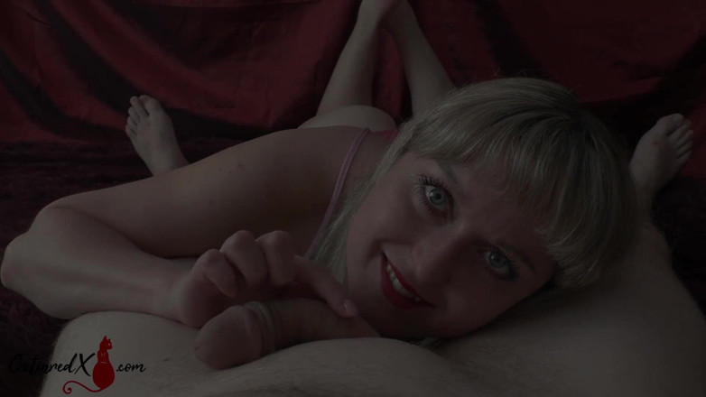 Catin Red: Sexy žena vášnivě saje ptáka a stříká na obličej - detailní záběr