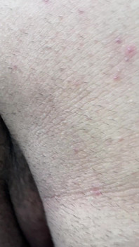 Gigantyczny makabryczny demon bierze prysznic przed maleńkim człowiekiem
