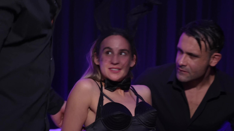 Jet sex prod: Chica belga se acuesta con 2 chicos