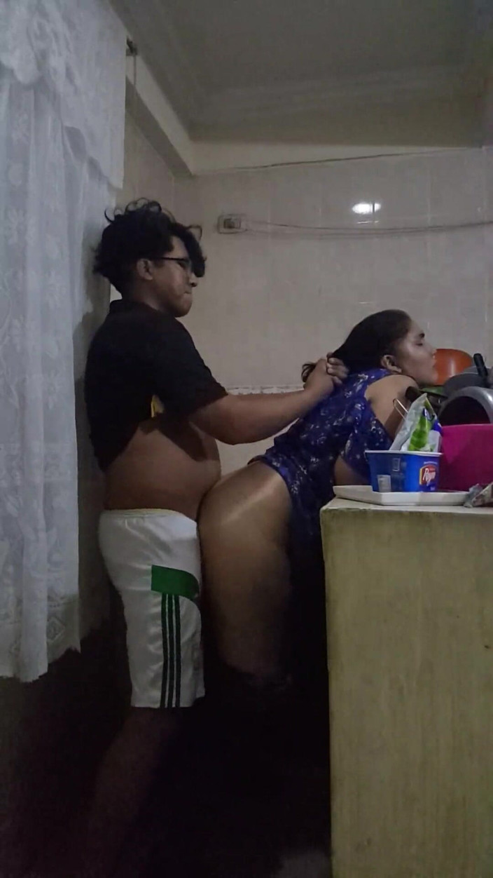 E-Alfa: Mi empleada se la follan en la cocina