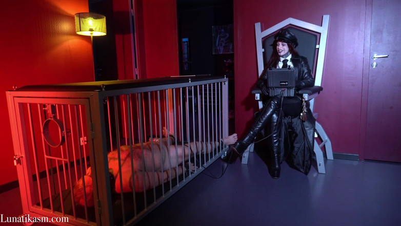 Mistress Lunatika: Punita con energia elettrica nella gabbia padrona lunatika