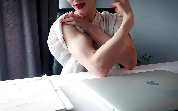 Lanreta: Office muscle show for the coworker