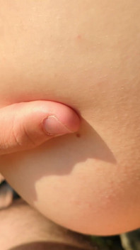 Ho chiesto ad uno sconosciuto di mettermi un po' di crema solare su una spiaggia nudista