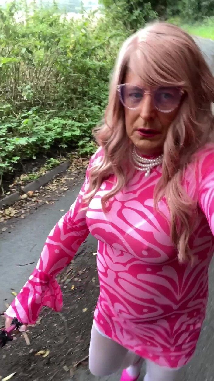 Kellycd2022: 穿着白色丝袜和高跟鞋的性感 Crossdresser Kellycd2022 下午开车
