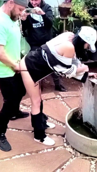 상사 레이디스 야드를 청소하는 데 거의 걸렸어