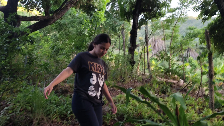 SugarPose: Cewek semok latina pamer toket dan pantatnya di luar ruangan