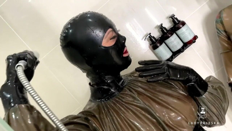 Lady Valeska: Hora de la ducha de látex.