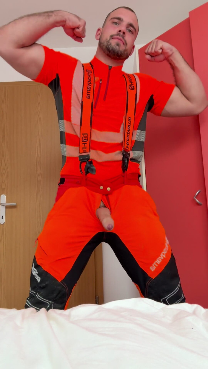 Tyler Blake: Tyler Blake Wichst in Hivis Lumberjack Workwear - Muscle Flexes &amp; Explosives...