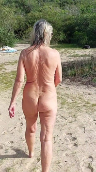 ¡la Abuela Es Nudista!