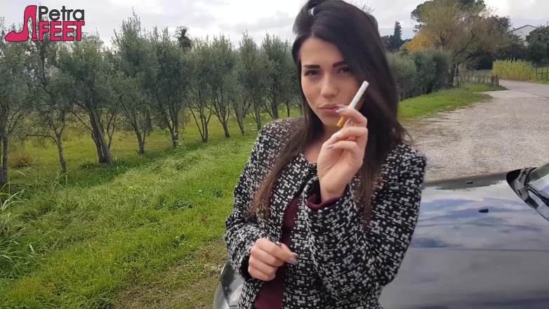 Smokin Fetish: În aer liber fumând trabuc de la o brunetă sexy