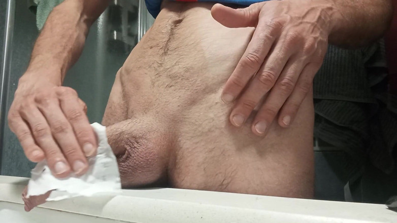 Elvissc: The Handsome estreia seu pau recém-raspado com uma boa masturbação...