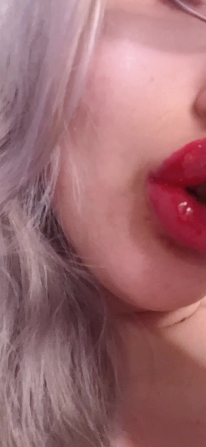 FinDom Goaldigger: 红色口红光泽是迷人的