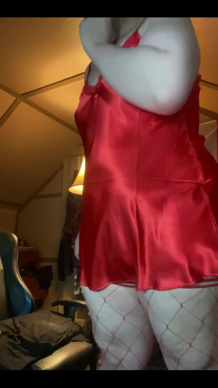CosmicJones88: Short ass shaking, then some caged penis and dildos.