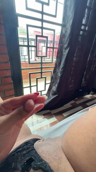 ที่รักเมื่อไหร่จะมีคนมองฉันผ่านหน้าต่างและมาเย็ดฉันโดยไม่พูดอะไรเลย