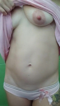 Tante seksi dengan memek pink lagi asik dudukin wajahmu