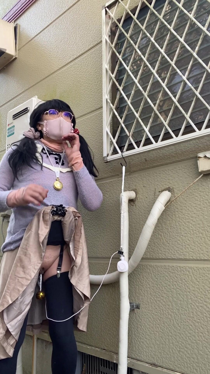 megu2002: N. 117 Nascondersi all'ombra della casa di un vicino e masturbarsi