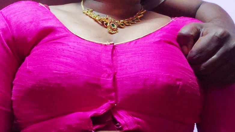 Desi Mohini: Hot and Sexy Aunty Apne Boobs