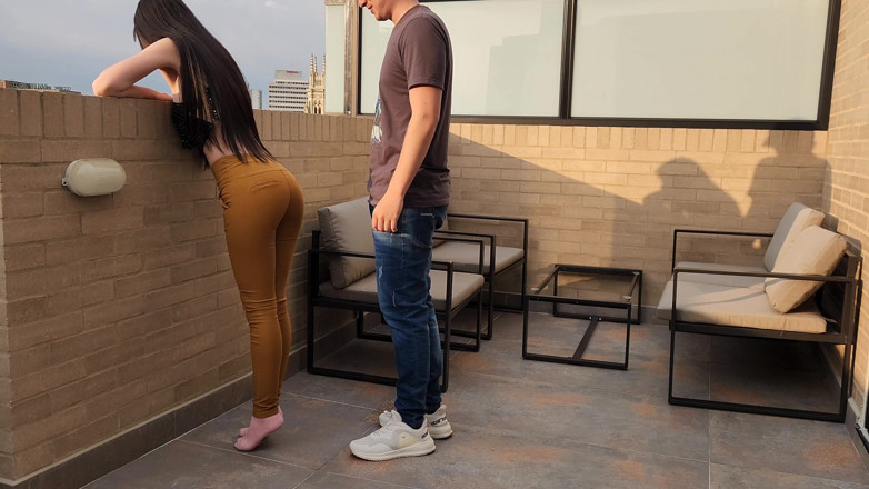 Jopy sex: Halkın içinde seks, iş arkadaşını terasta sikiyor