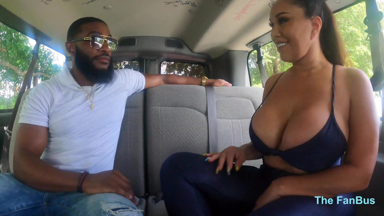 The Flourish XXX: QueenRogue e MassagebyBlack fodem em ônibus