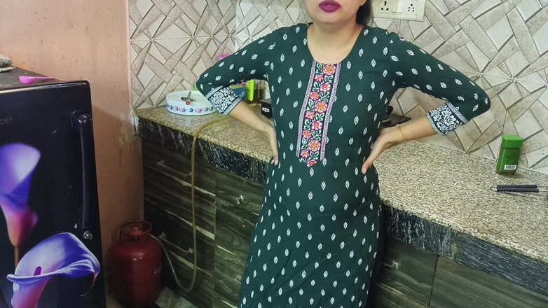 Saarabhabhi6: Můj nadržený nevlastní bratr mě šuká po celém domě, zatímco jsme...