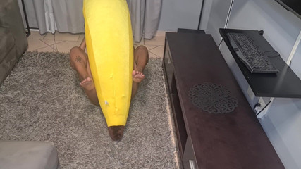 domslutfucker: Dövmeli desi sürtük büyük bir muzla sikişiyor, yakın çekimler