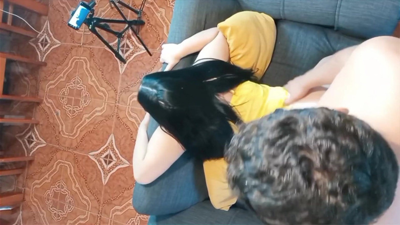 Kellyhotstepmom: Jebanie twardego pieska na kanapie