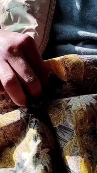 78 saten elle muamele - üvey kız kardeşinin saten ipeksi sarı takım elbisesi üzerinde yarak kafası ovuyor ve boşalıyor