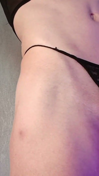 Une bite rouge tendue veineuse dans sa petite main faible